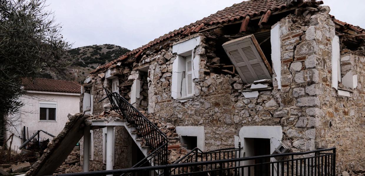 κατεστραμμένο σπίτι από σεισμό