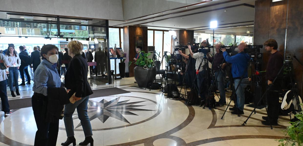 Κόσμος στη συνεδρίαση της ΚΕ του ΣΥΡΙΖΑ - ΠΣ