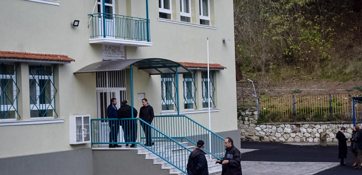 Άνθρωποι σε αυλή σχολείου