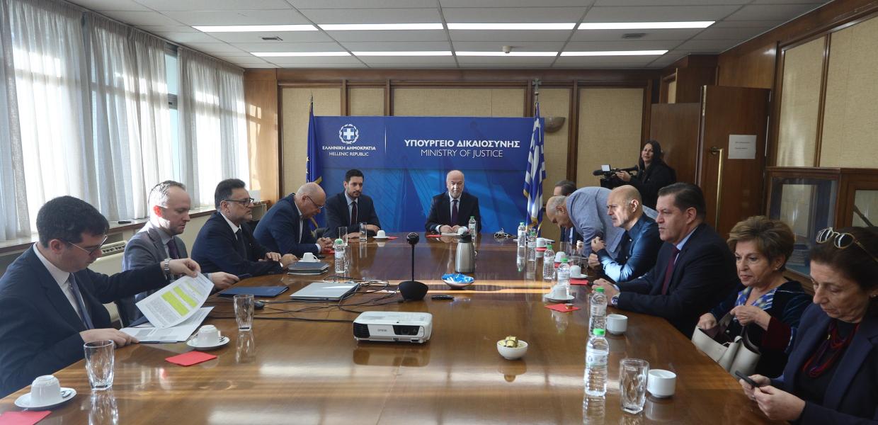 Άνθρωποι γύρω από τραπέζι