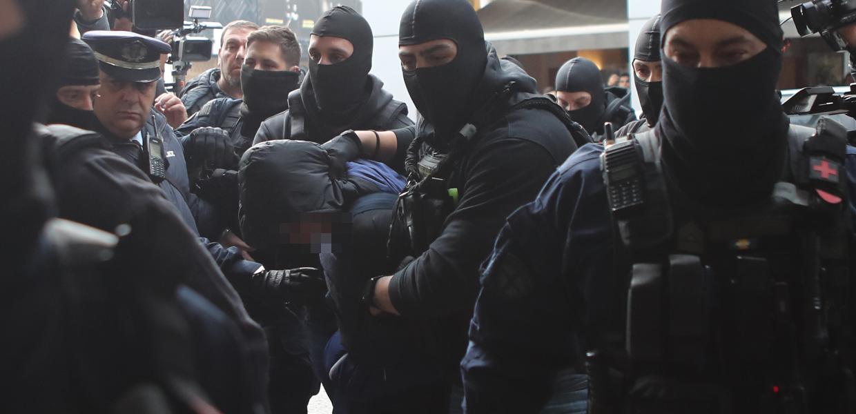 Ο 18χρνος κατηγορούμενος ανάμεσα σε αστυνομικούς