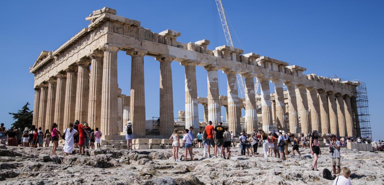 Τουρίστες στον Παρθενώνα