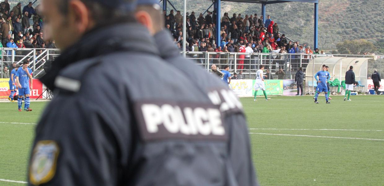 Αστυνομικοί σε γήπεδο