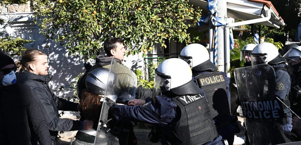 Αστυνομικοί σε έξωση οικογένειας από το σπίτι τους συγκρούονται με αλληλέγγυο κόσμο