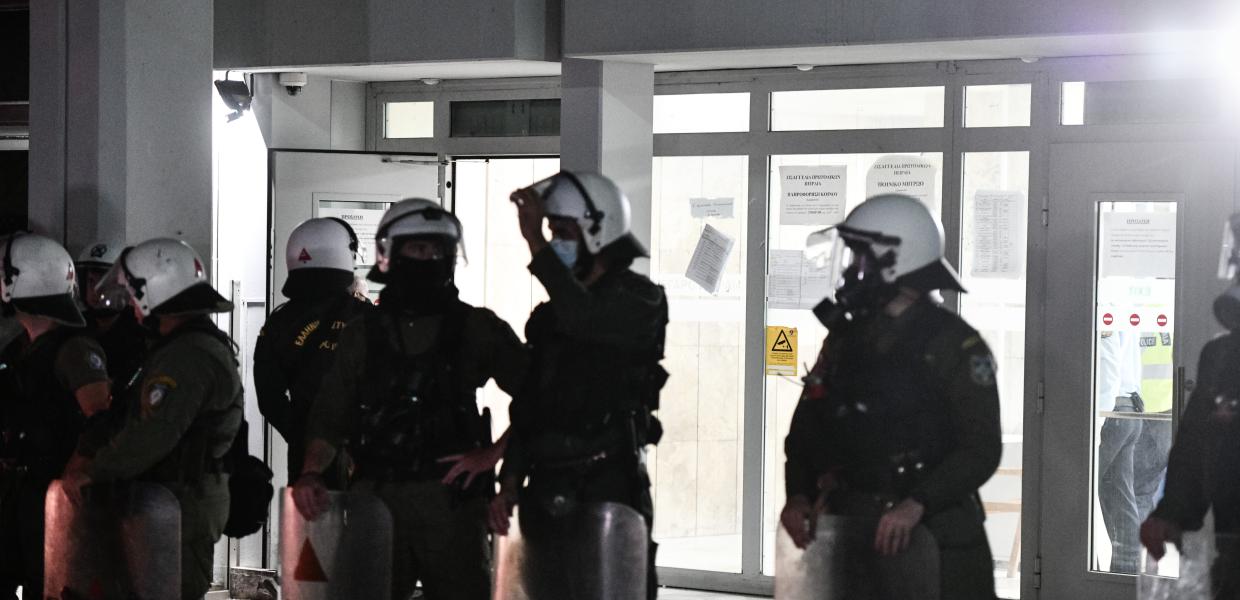 ΜΑΤ έξω από τα δικαστήρια Πειραιά