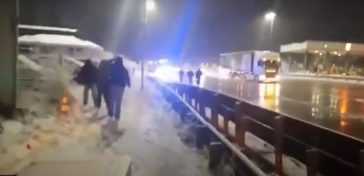 Επιβάτες στα διόδια στα χιόνια