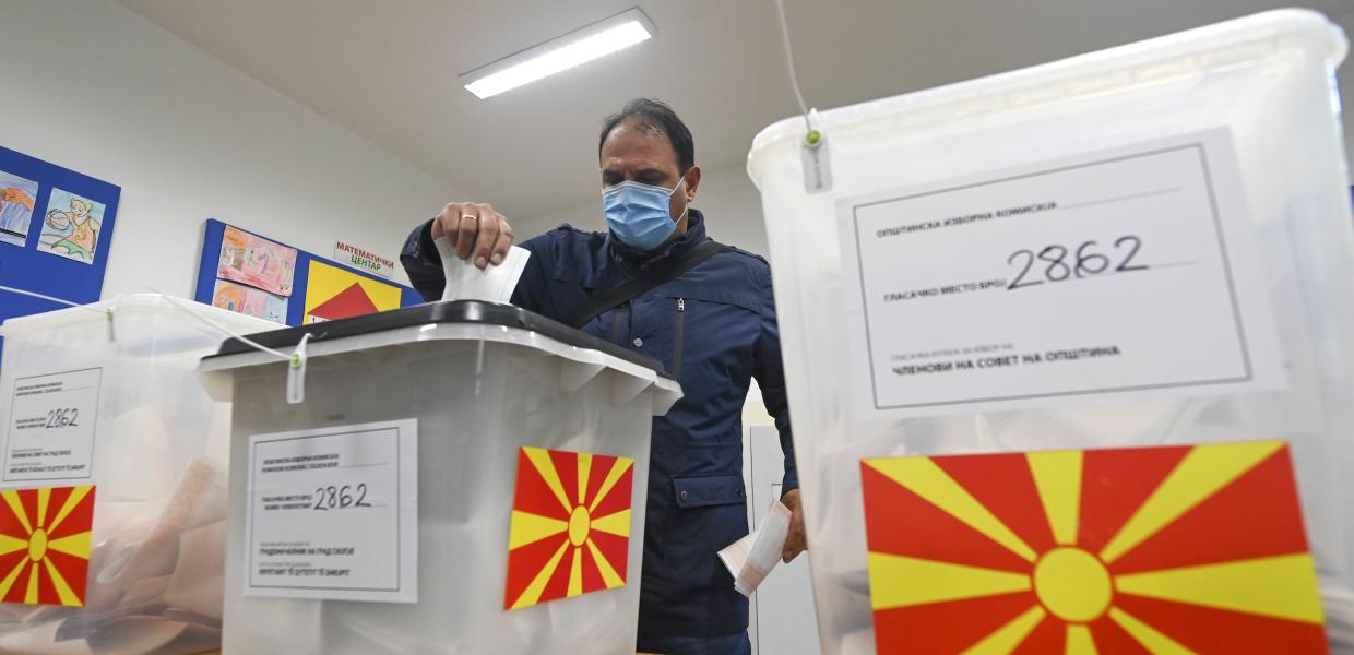 Ψηφοφόρος μπροστά στην κάλπη στη Βόρεια Μακεδονία
