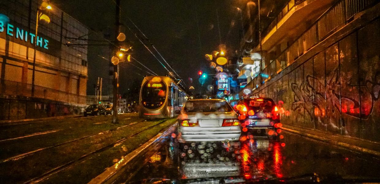 Αυτοκίνητα το βράδυ με βροχή στην Αθήνα
