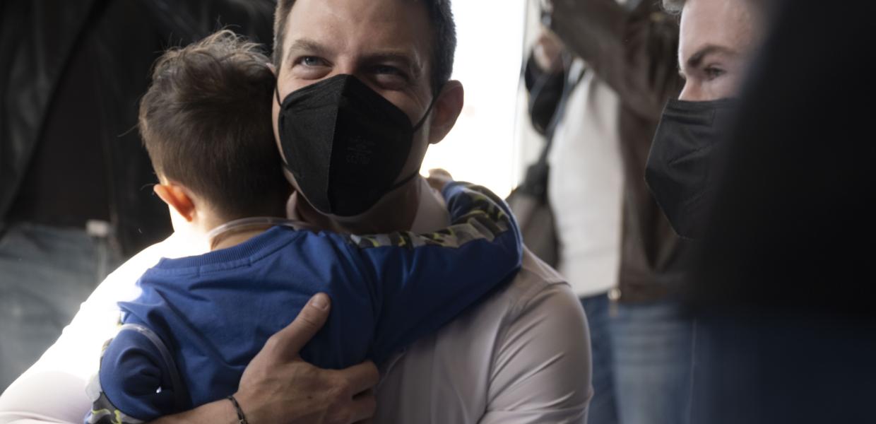 Ο Στέφανος Κασσελάκης αγκαλιά με παιδί