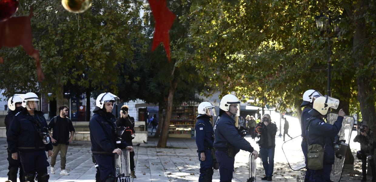 ΜΑΤ στο χριστουγεννιάτικο δέντρο στο Σύνταγμα