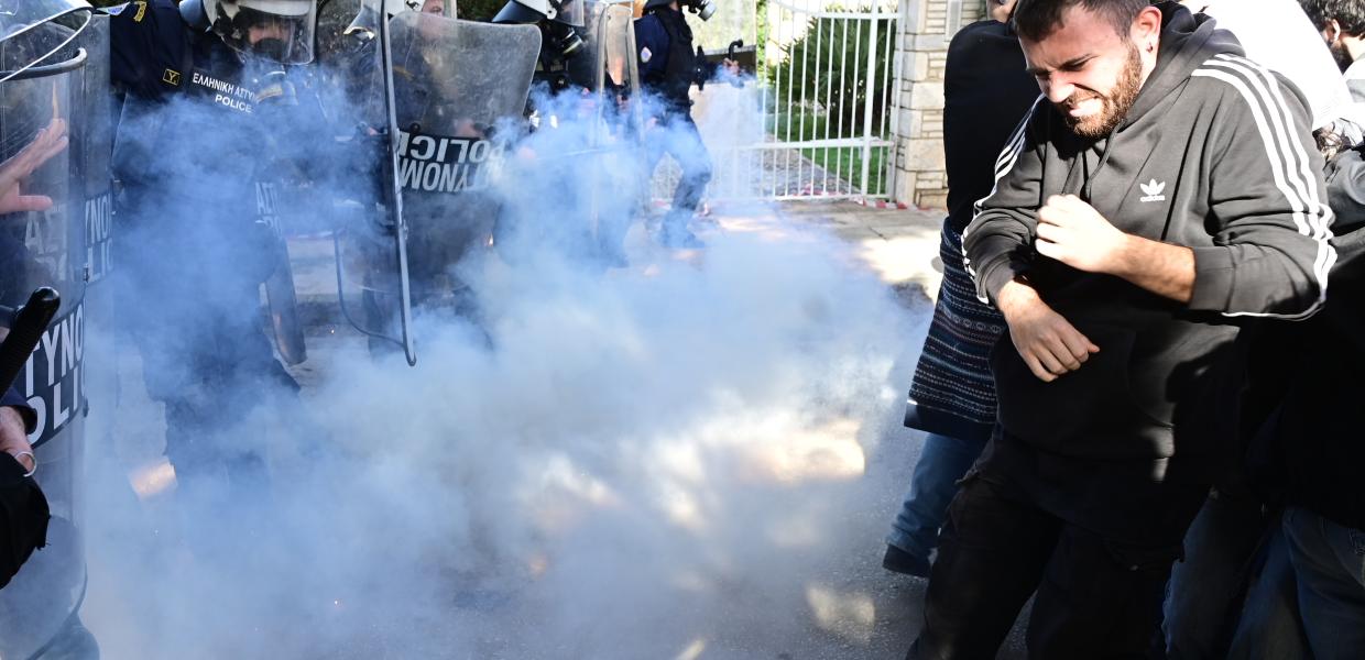 ΜΑΤ ρίχνουν χημικά σε φοιτητές