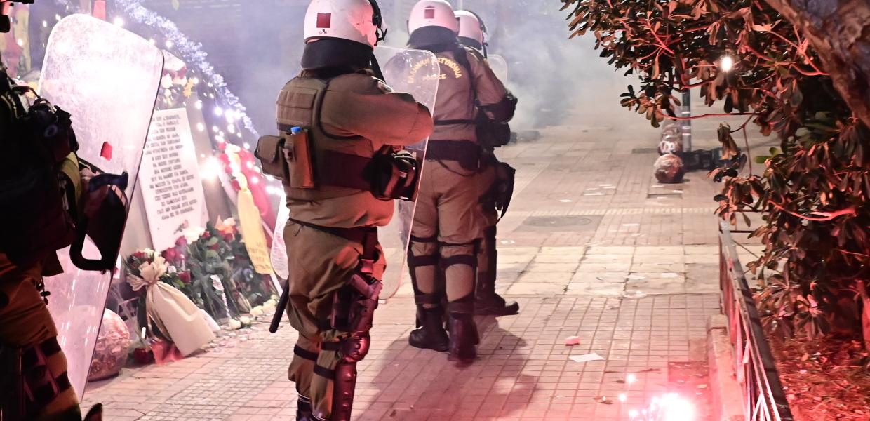ΜΑΤ στο μνημείο του Γρηγορόπουλου στα Εξάρχεια
