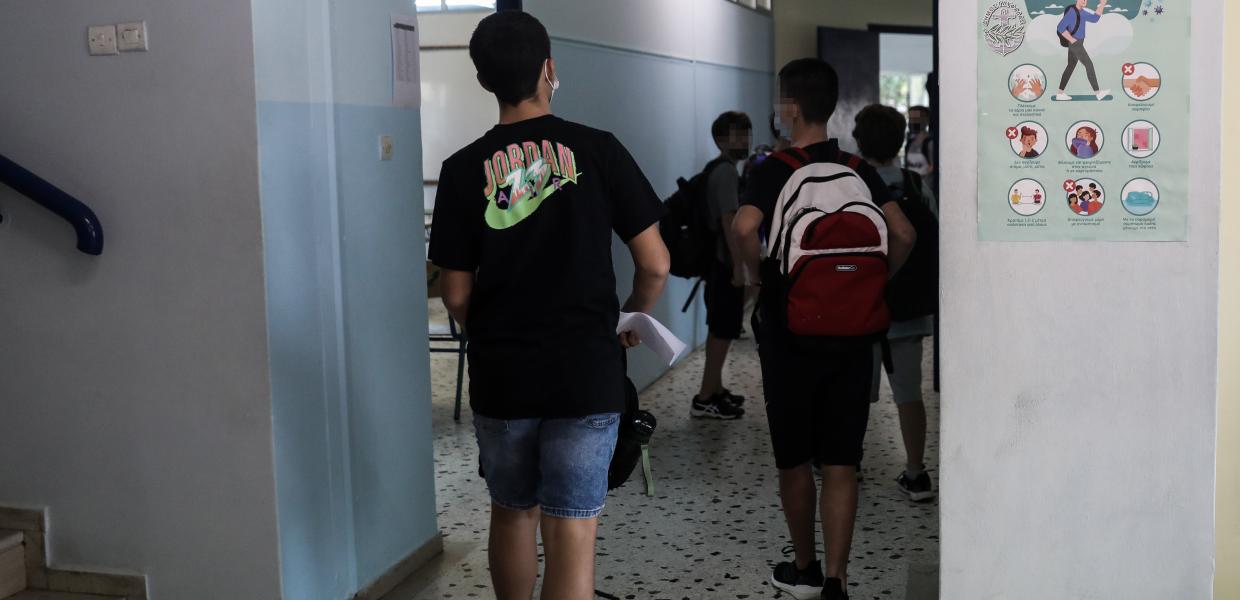Μαθητές έξω από σχολική τάξη 