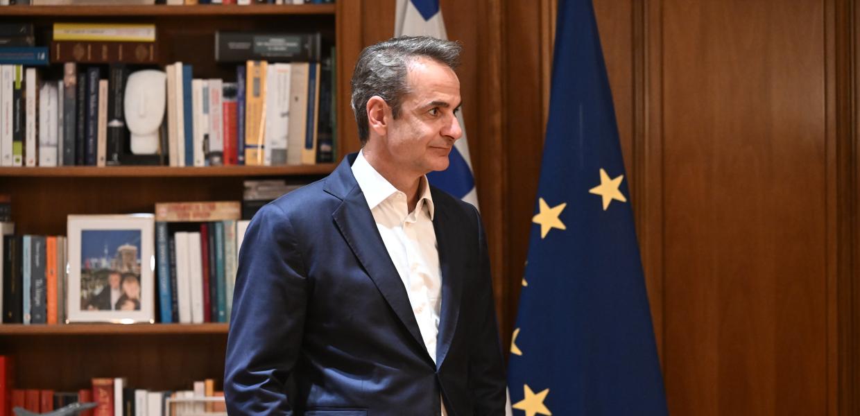 Ο Κυριάκος Μητσοτάκης στο πρωθυπουργικό γραφείο στο Μαξίμου
