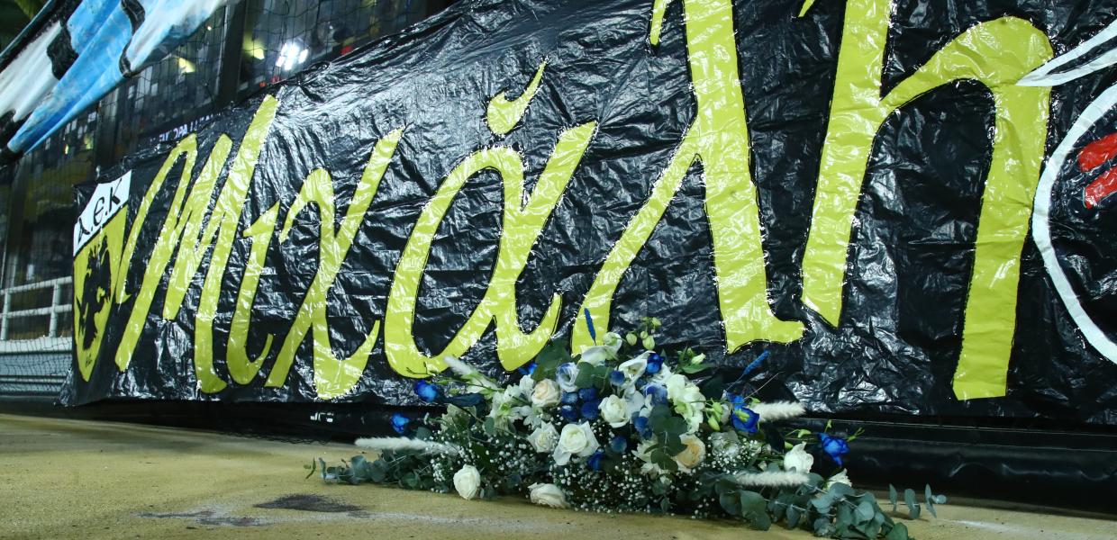 Το όνομα Μιχάλης σε πανό και μπροστά λουλούδια στη μνήμη του 29χρονου