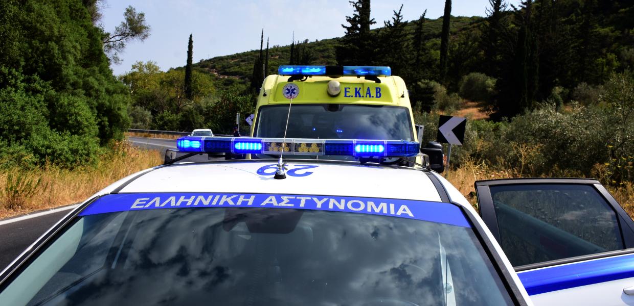 Περιπολικό και ασθενοφόρο στον δρόμο