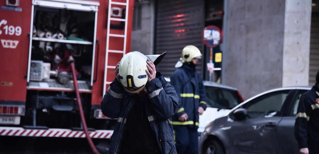 Πυροσβέστες δίπλα από όχημα της υπηρεσίας