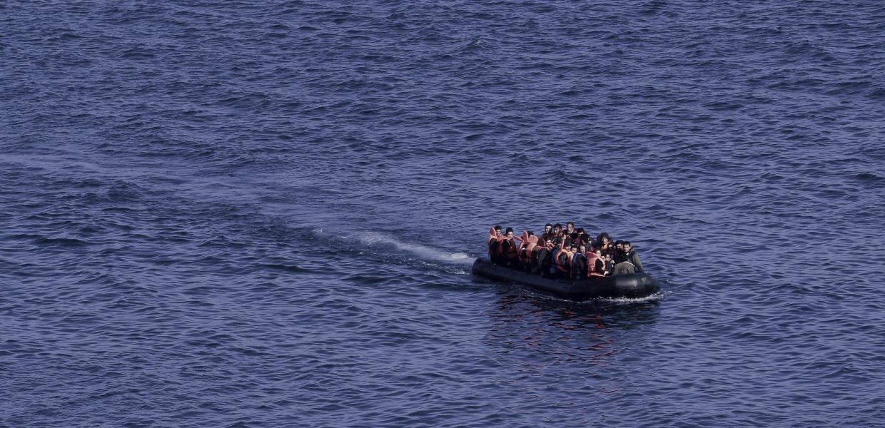 Πρόσφυγες σε βάρκα μέσα στην θάλασσα 