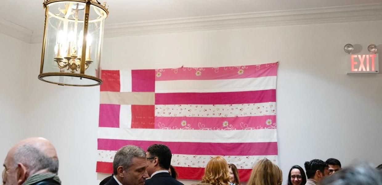 Ροζ ελληνική σημαία