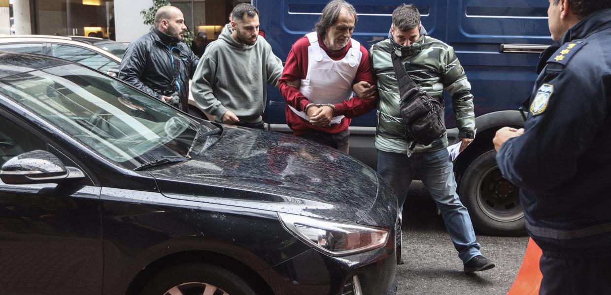 Ο γυναικοκτόνος συνοδεία αστυνομικών έξω από το δικαστήριο 