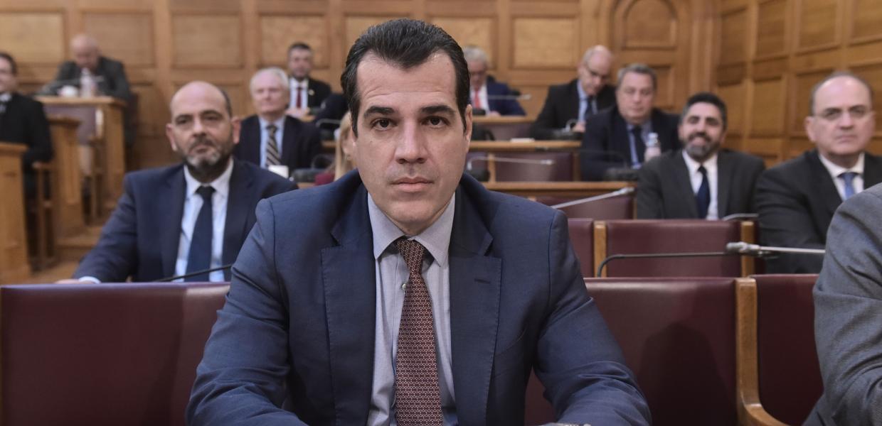 Ο Θάνος Πλεύρης καθισμένος σε έδρανα της βουλής στην εξεταστική Επιτροπή για Τέμπη