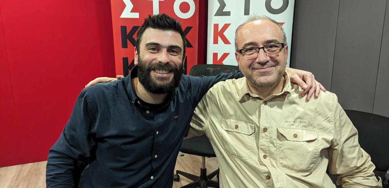 Ο Ραφίκ Αμπντίν και ο Θωμάς Σιδέρης στο στούντιο του ρ/σ Στο Κόκκινο