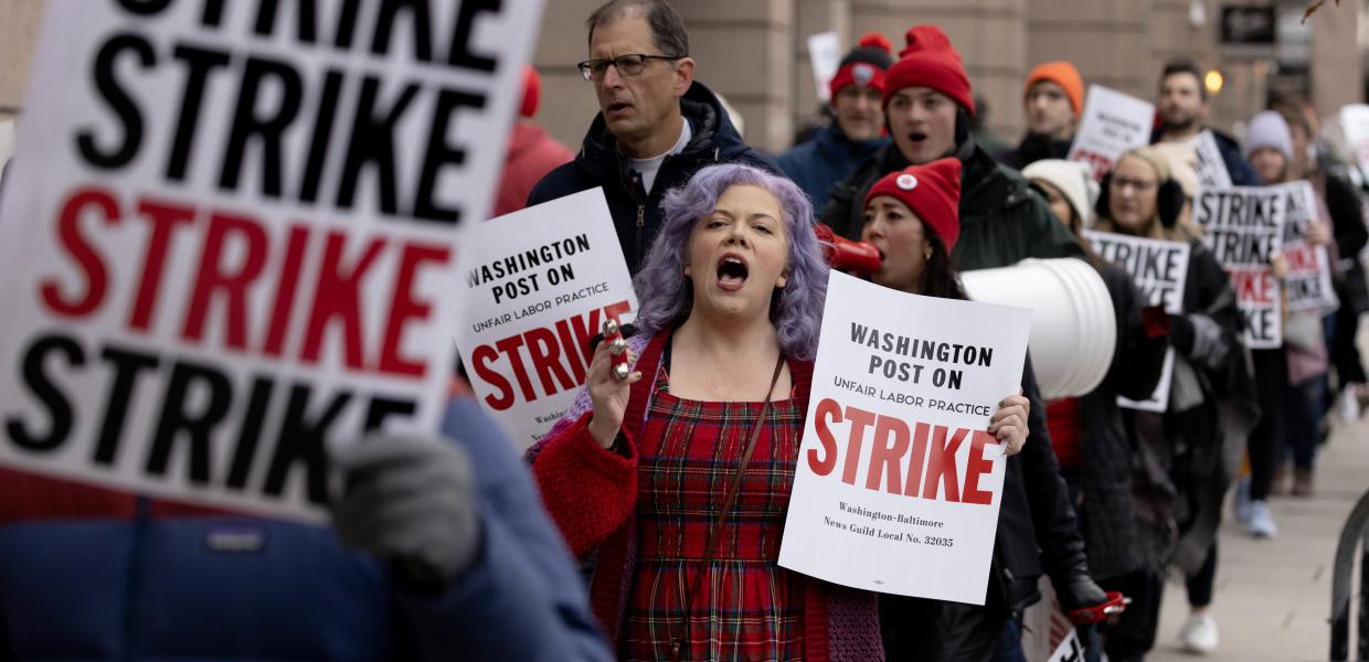 Οι εργαζόμενοι της Washington Post με πλακάτ στην απεργία