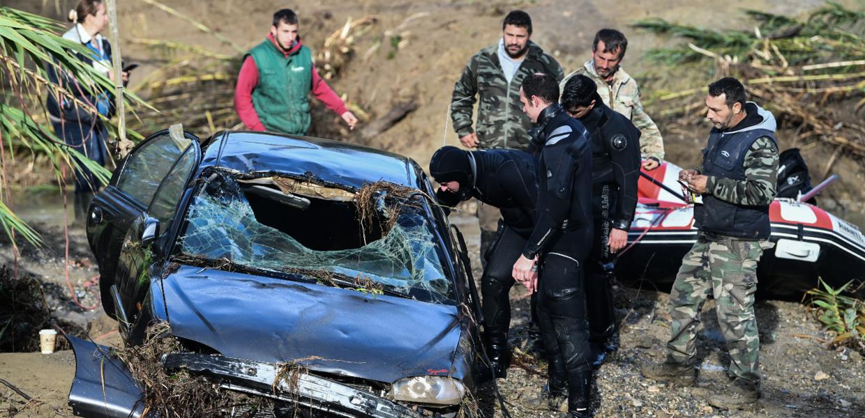 Η ανάσυρση του αυτοκινήτου που παρασύρθηκε από χείμαρρο 
