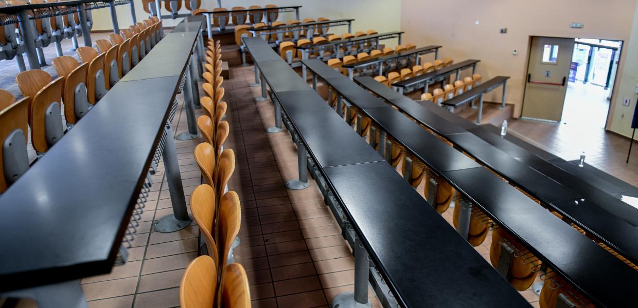 Έδρανα σε αμφιθέατρο πανεπιστημίου