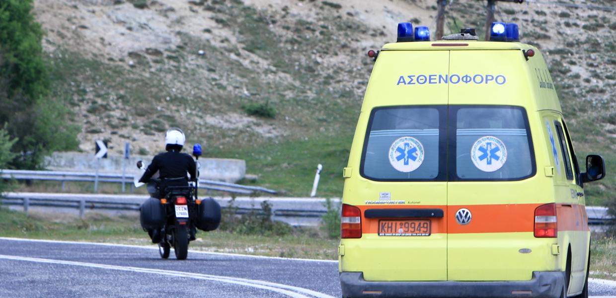 Ασθενοφόρο και μπροστά αστυνομικός με μηχανή 