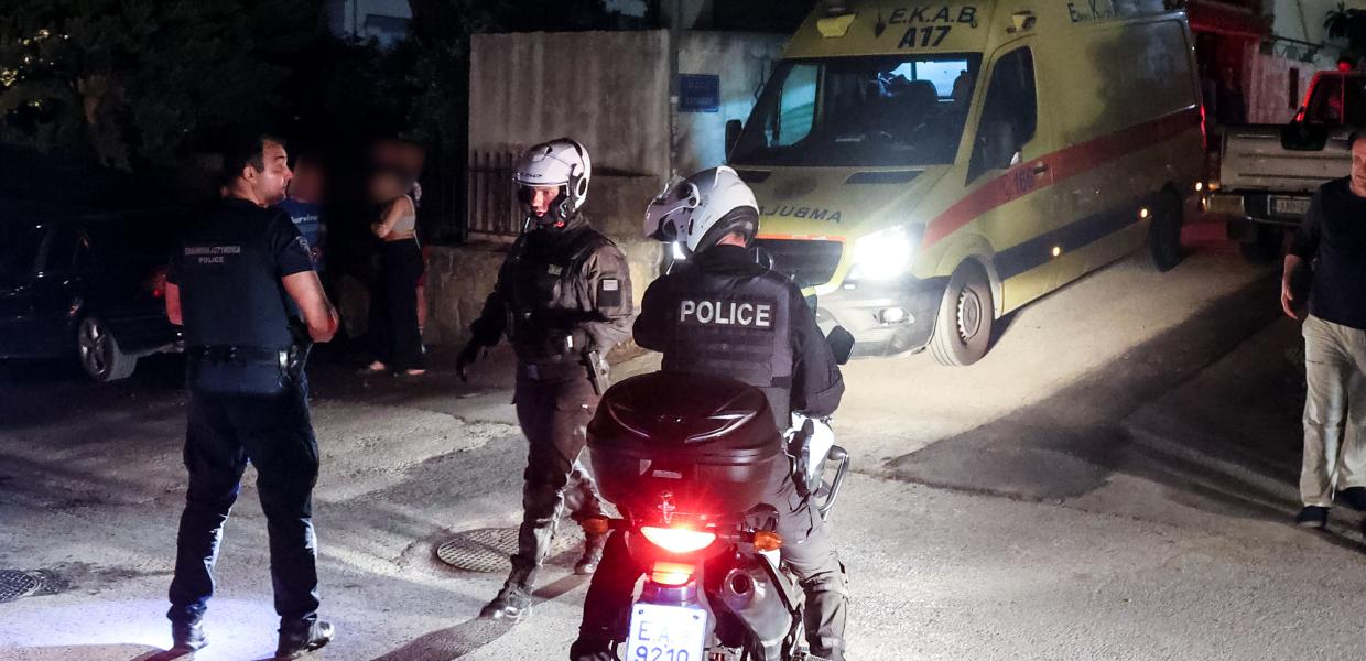 Μηχανές της αστυνομίας και ασθενοφόρο