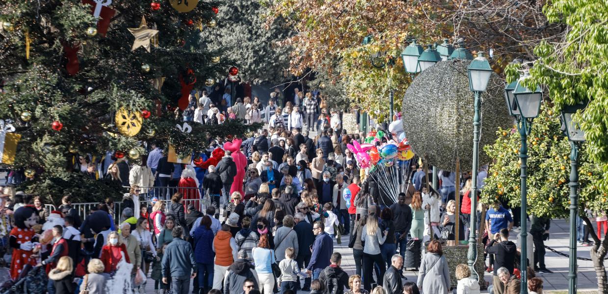 Κόσμος στην πλατεία Συντάγματος