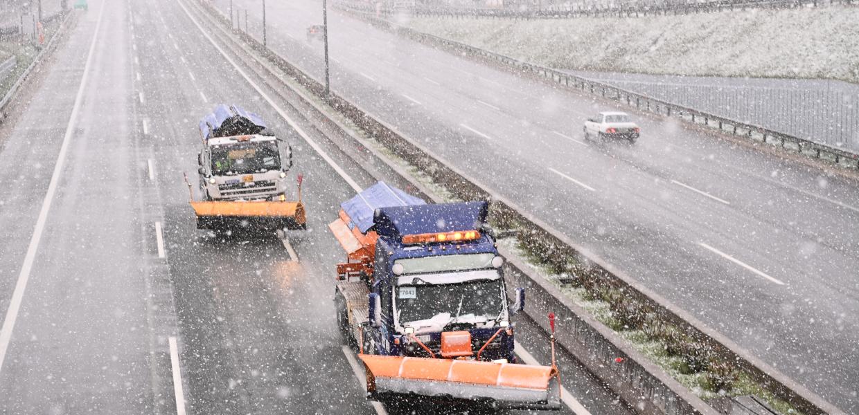 Εκχιονιστικά μηχανήματα στην εθνική οδό