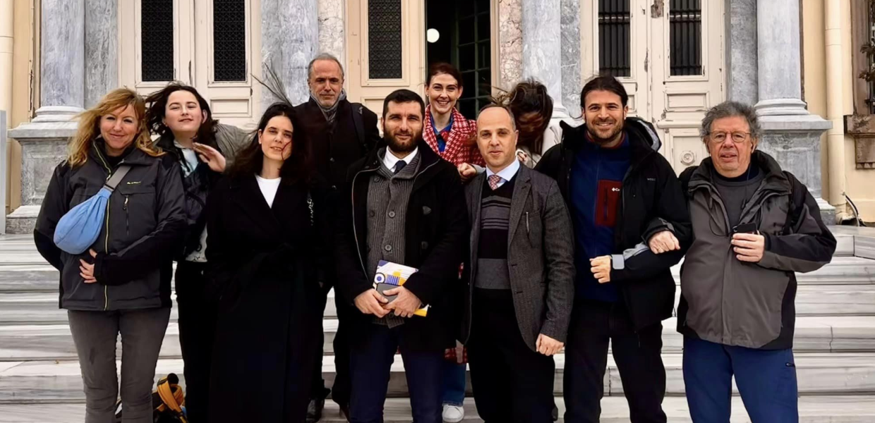 Άνθρωποι έξω από τα δικαστήρια Λέσβου