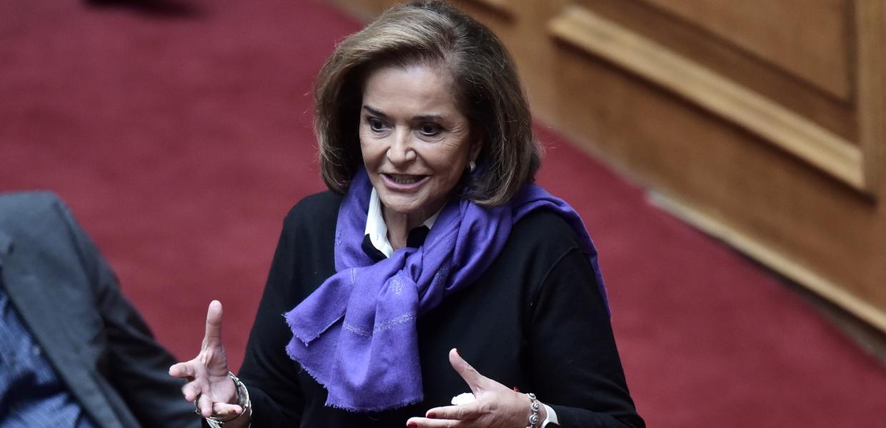 Η Ντόρα Μπακογιάννη στη Βουλή