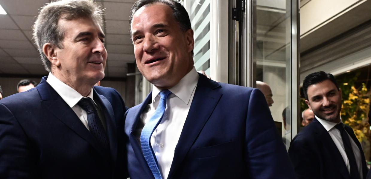 Ο Άδωνις Γεωργιάδης με τον Μιχάλη Χρυσοχοΐδη και στο βάθος ο Σταμάτης Πουλής