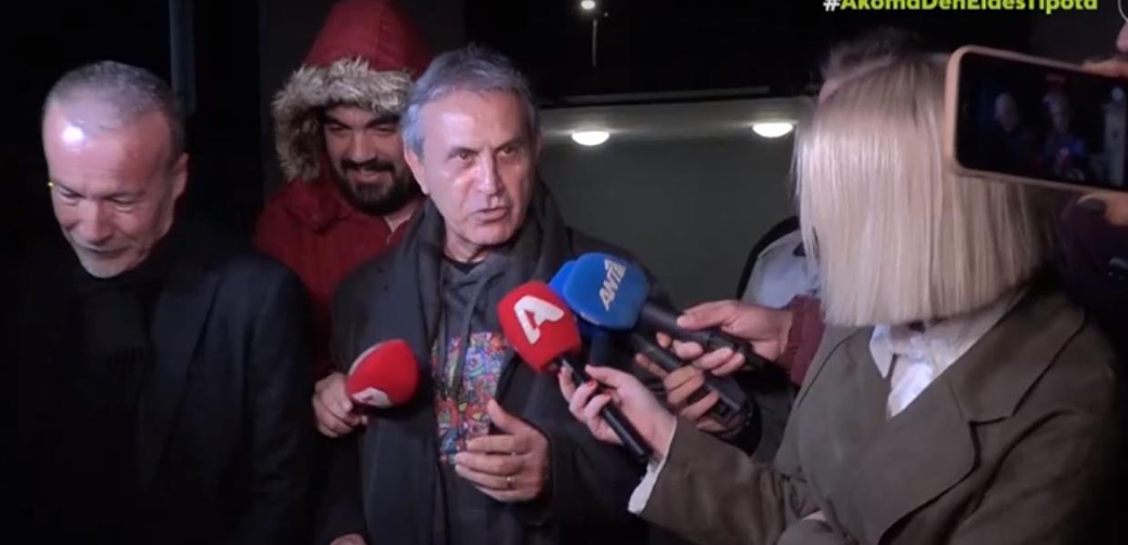 Ο Γιώργος Νταλάρας μιλά σε δημοσιογράφους
