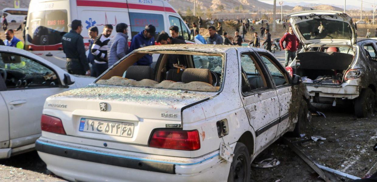 Οχήματα με ζημιές και κόσμος μετά την διπλή έκρηξη στο Ιράν