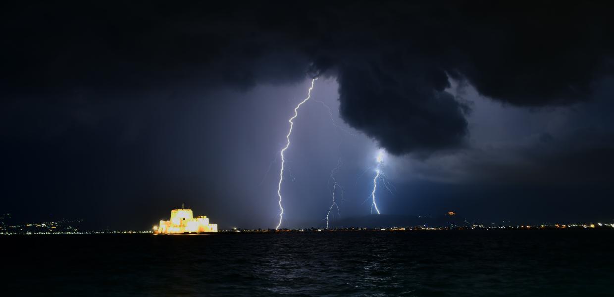 Μαύρα σύννεφα και αστραπές σε νυχτερινό ουρανό 