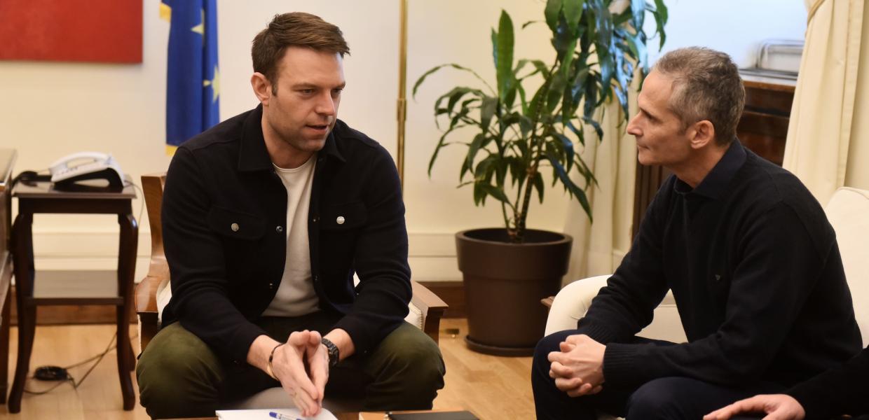 Ο Στέφανος Κασσελάκης με εργαζόμενους της Τράπεζας Πειραιώς