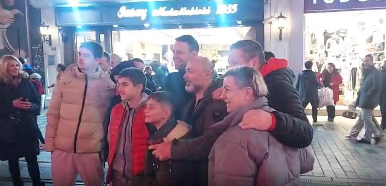 Ο Κασσελάκης βγάζει φωτογραφία με Έλληνες στην πλατεία Ταξίμ