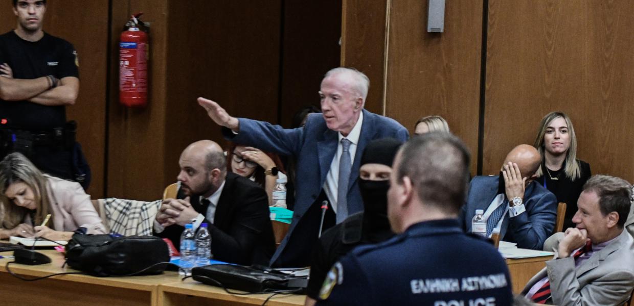 Ο ναζιστικός χαιρετισμός του Κωνσταντίνου Πλεύρη στη δικαστική αίθουσα
