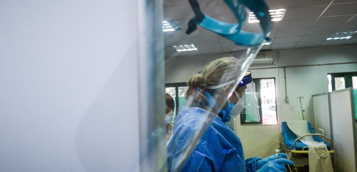 Γιατροί με στολές για κορωνοϊό
