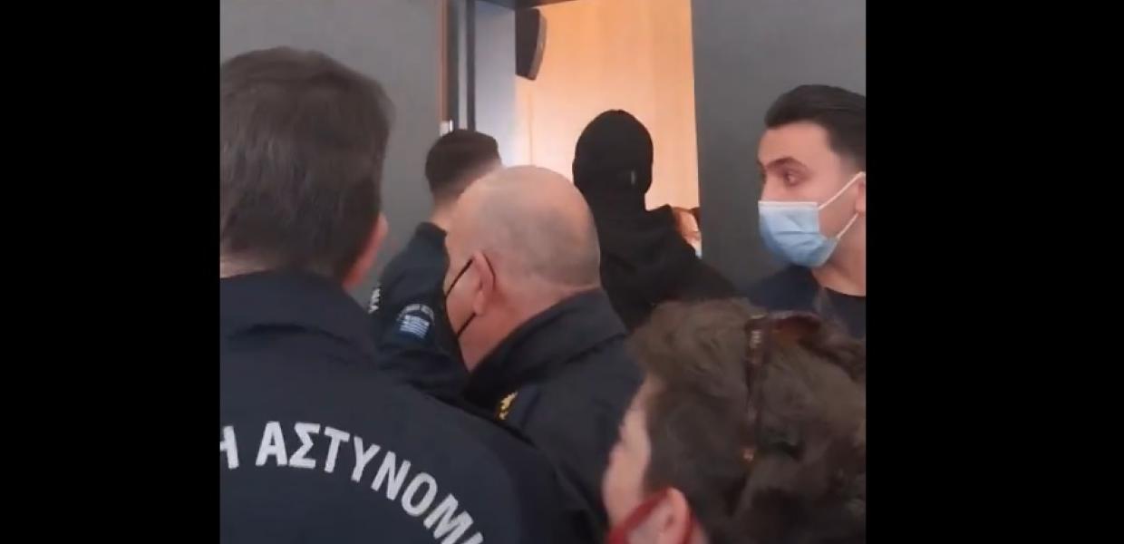 Κόσμος στο δικαστήριο