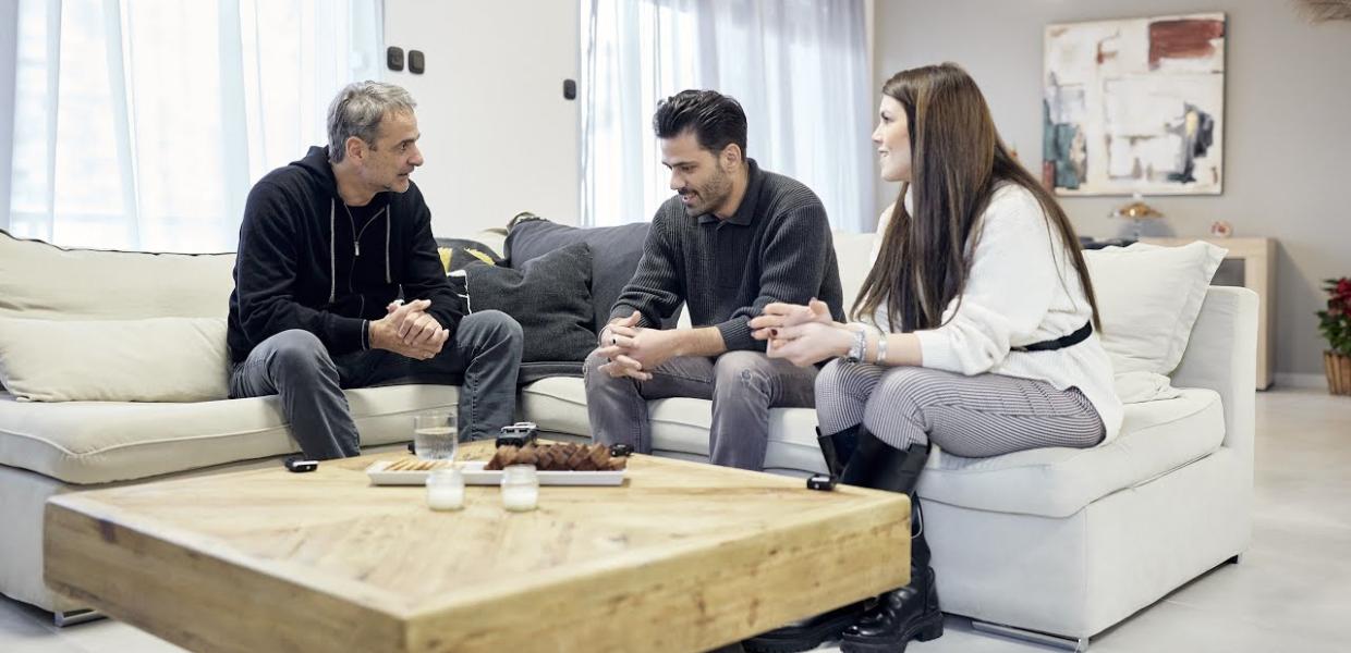Ο Κυριάκος Μητσοτάκης με το ζευγάρι ωφελούμενων του προγράμματος «Σπίτι μου»