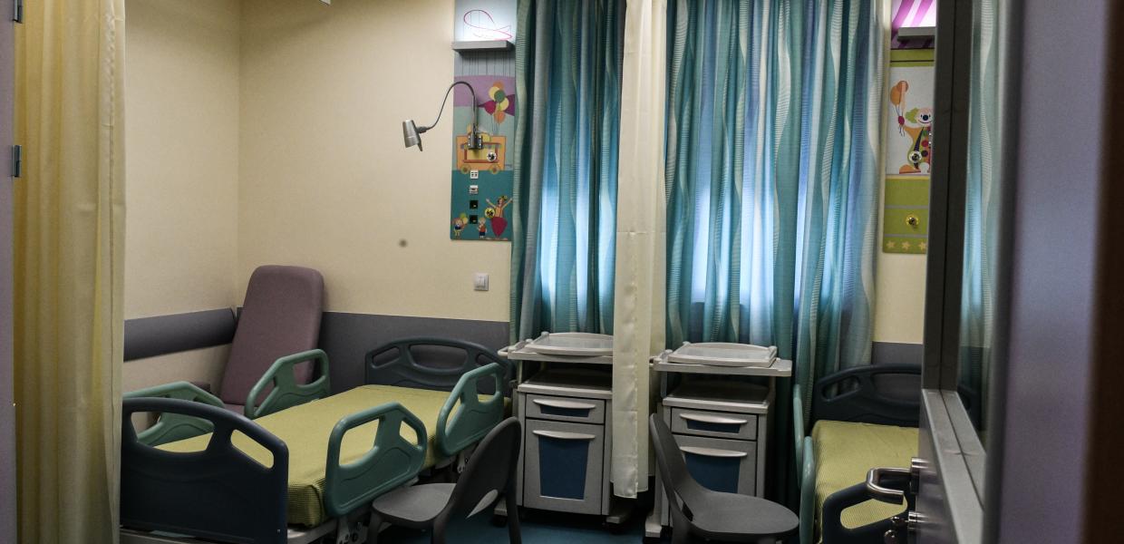 θάλαμος παιδιατρικού νοσοκομείου με δύο κρεβάτια