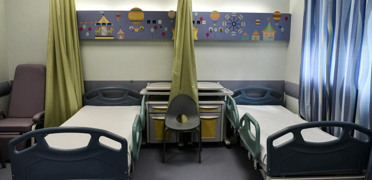 θάλαμος παιδιατρικού νοσοκομείου με δύο κρεβάτια