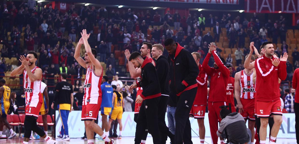 Παίκτες του Ολυμπιακού στο γήπεδο