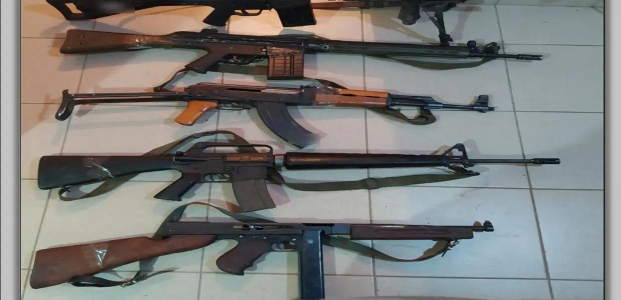 όπλα που βρέθηκαν στο σπίτι ζευγαριού στη Φλώρινα