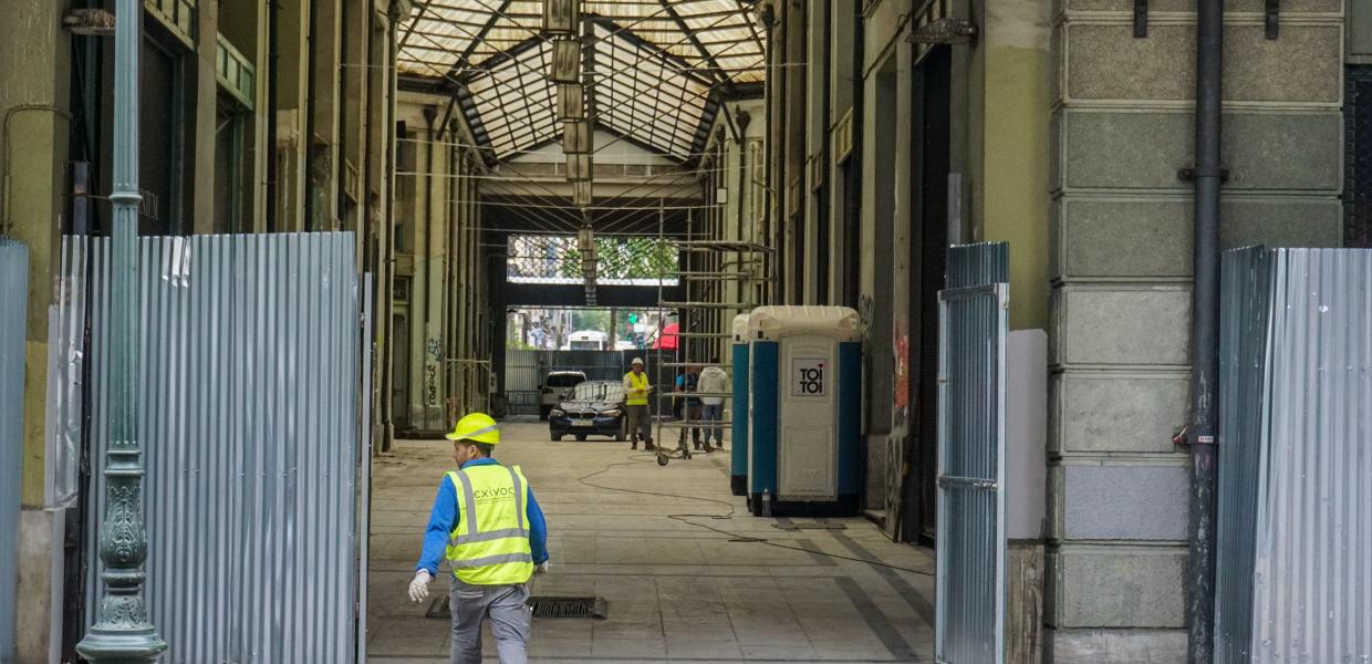 Άνθρωπος μπροστά σε στοά